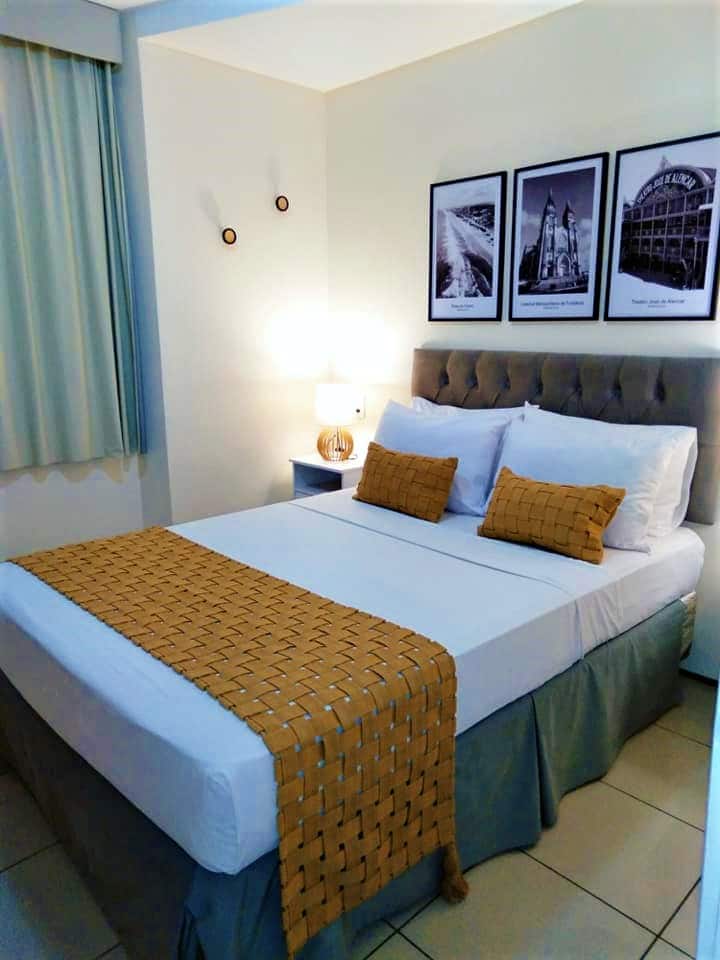 Suite 1 : Suite double (lit double) avec grand placard, coffre-fort et salle de bain privée. Climatisation en deux parties et Smart TV 43pouces.