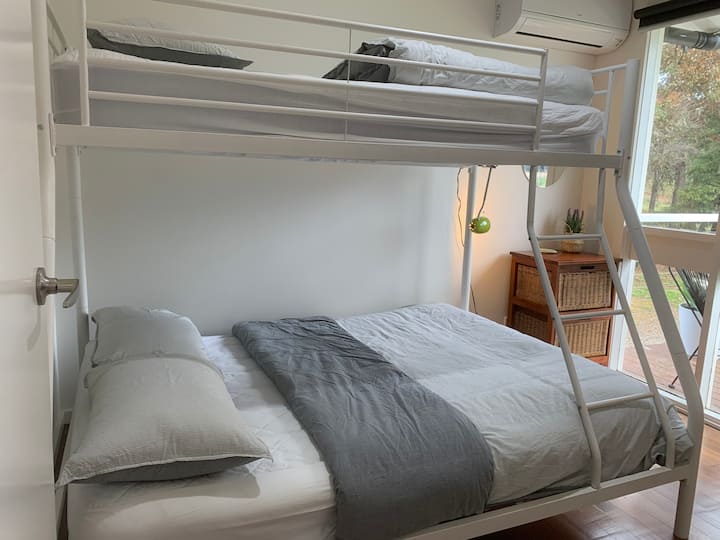 Dormitorio Tri en la planta superior (cama doble debajo y cama individual arriba)