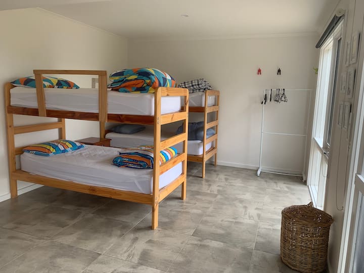 Habitación con literas en la planta baja con sistema de aire acondicionado dividido, capacidad para 6 personas.