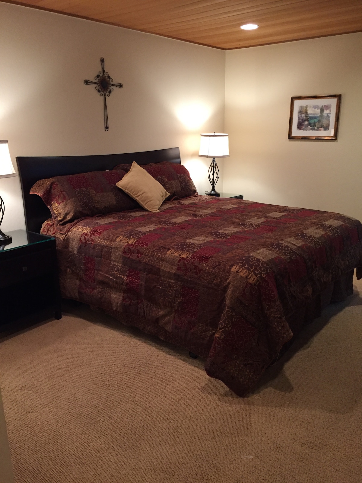 เตียงคิงไซส์ในแคลิฟอร์เนียและตู้เสื้อผ้าขนาดใหญ่ในห้องนอนใหญ่