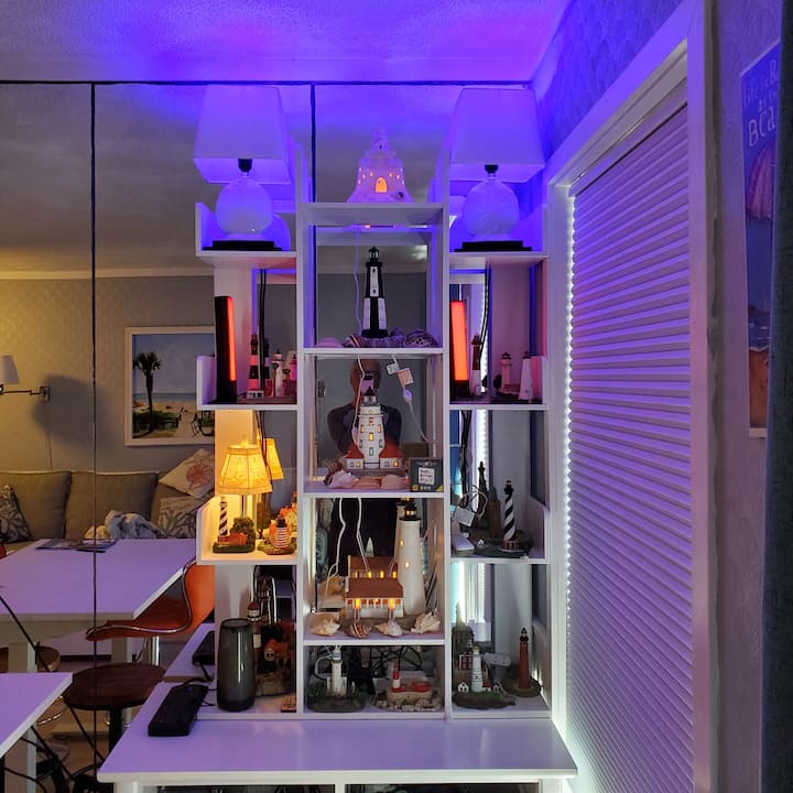 כוננית ספרים חדשה במגדלור עם אוספי המגדלור של שמאלון ודנברי.