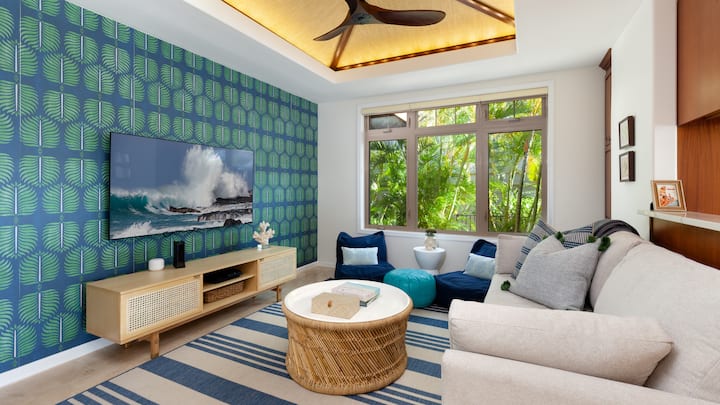 Dodatni dnevni boravak uz kuhinju s velikim 4K ultra HD televizorom i kaučem za spavanje