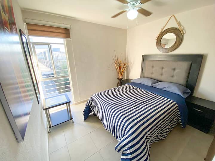 รู้สึกเหมือนอยู่บ้านพร้อมทุกสิ่งที่คุณต้องการเพื่อการพักผ่อนที่ดีที่สุด 

อพาร์ทเมนท์มีทีวีอินเทอร์เน็ตห้องครัวเต็มรูปแบบห้องน้ำเต็มรูปแบบพร้อมผ้าเช็ดตัวเตารีดและการตกแต่งที่ทันสมัย 