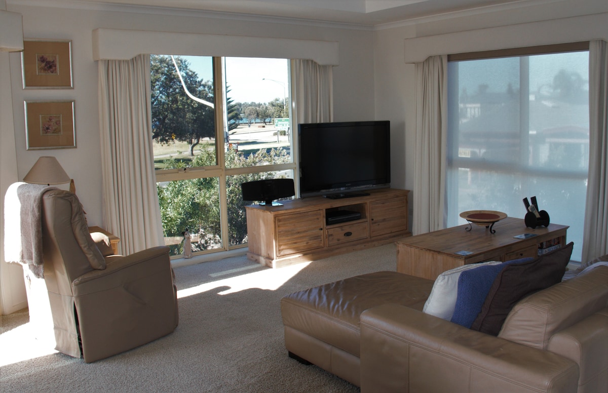 Popular Airbnb listing: Sea Breeze on the Esplanade in Lakes Entrance