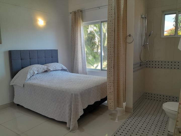El dormitorio 4 está cuidadosamente diseñado pensando en la accesibilidad, con su amplia puerta de entrada, cama de tamaño completo y amplia ducha de estilo italiano. Suave, elegante e inclusivo, ofrece comodidad y dignidad a todos los huéspedes, haciendo que todos se sientan verdaderamente bienvenidos.