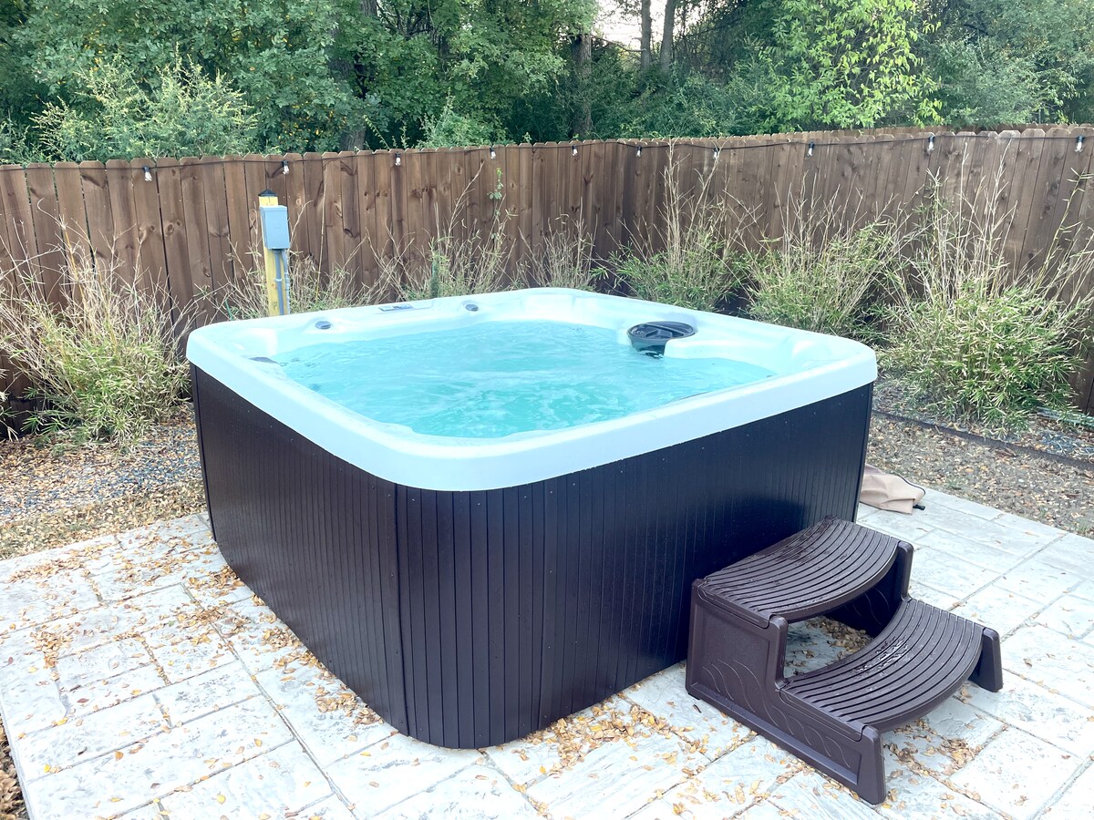 Beautiful Bungalow with HOT TUB! Clean & Cozy