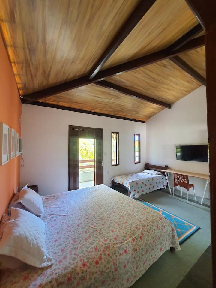 Червен апартамент (главен - горен етаж): балкон, голямо двойно легло, единично легло, смарт телевизор, климатик, бюро.

// Червен апартамент (основен апартамент - горен етаж): балкон, едно голямо двойно легло+ легло, едно единично легло, смарт телевизор, климатик, работно бюро