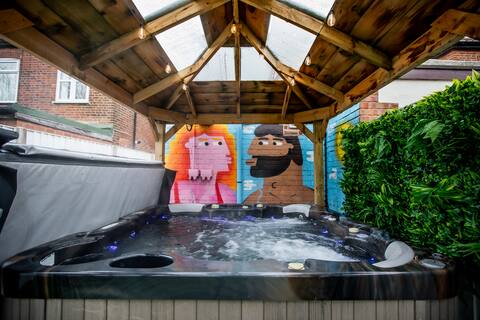 2 minute walk to bus station Hot Tub & Cinema Room