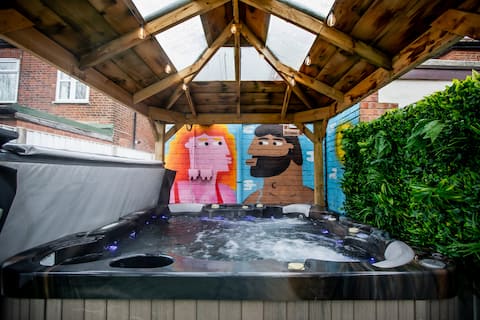2 minute walk to bus station Hot Tub & Cinema Room