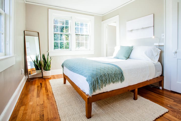 The front bedroom just off the living area is the smallest in size but has incredible mountain views, a large walk in closet and full bath with shower/tub combo.