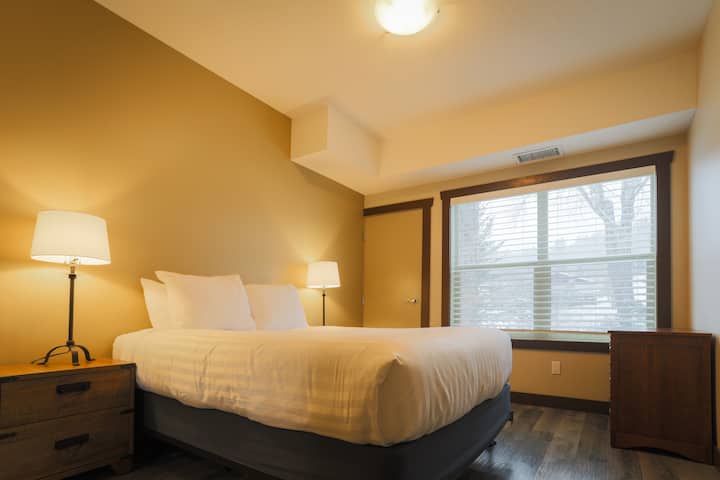 Dormitorio con cómoda cama tamaño queen