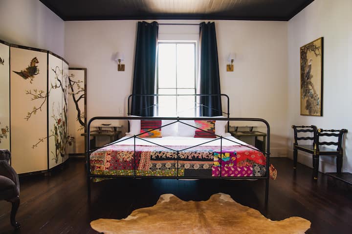 Agnes Estella(upstairs) king bed and beautiful screen with birds. 