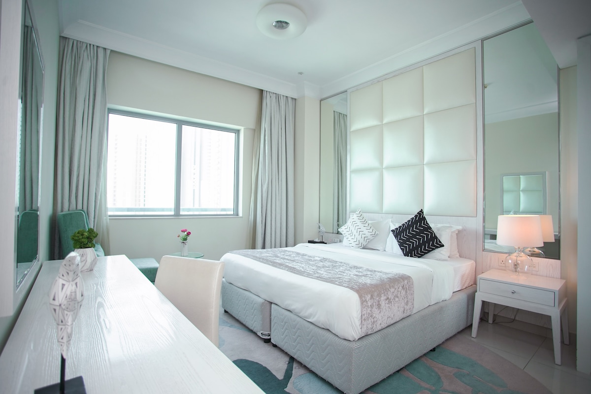 1 Bedroom Furnished Apartment with Burj Khalifa View · V 2