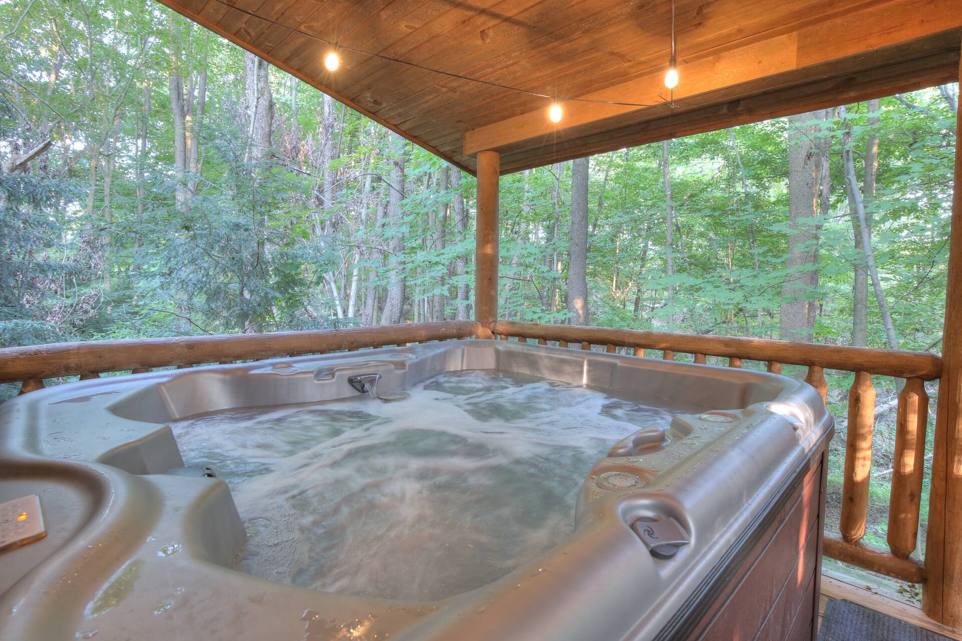Ongelooflijke overzichten! Romantische hut met bubbelbad, jacuzzi, open haard en keuken