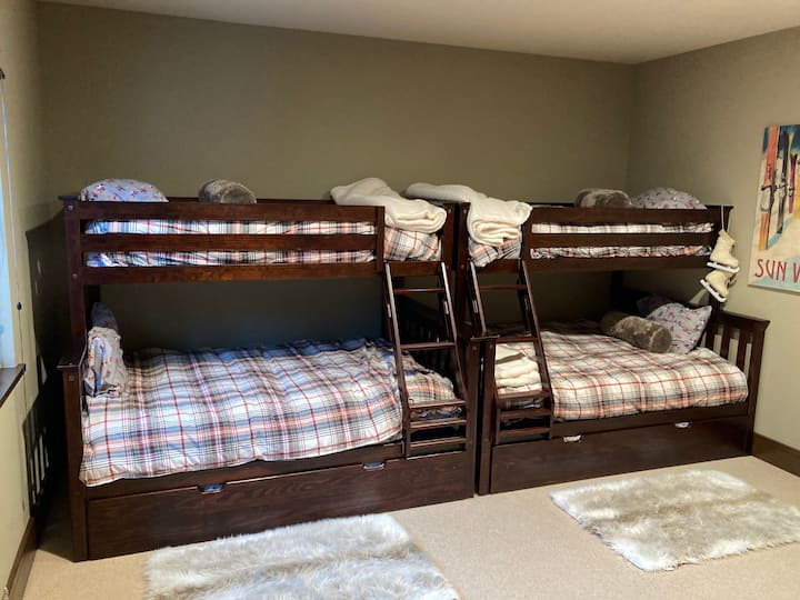 双层房位于二楼。  走廊对面有浴室和淋浴间。    