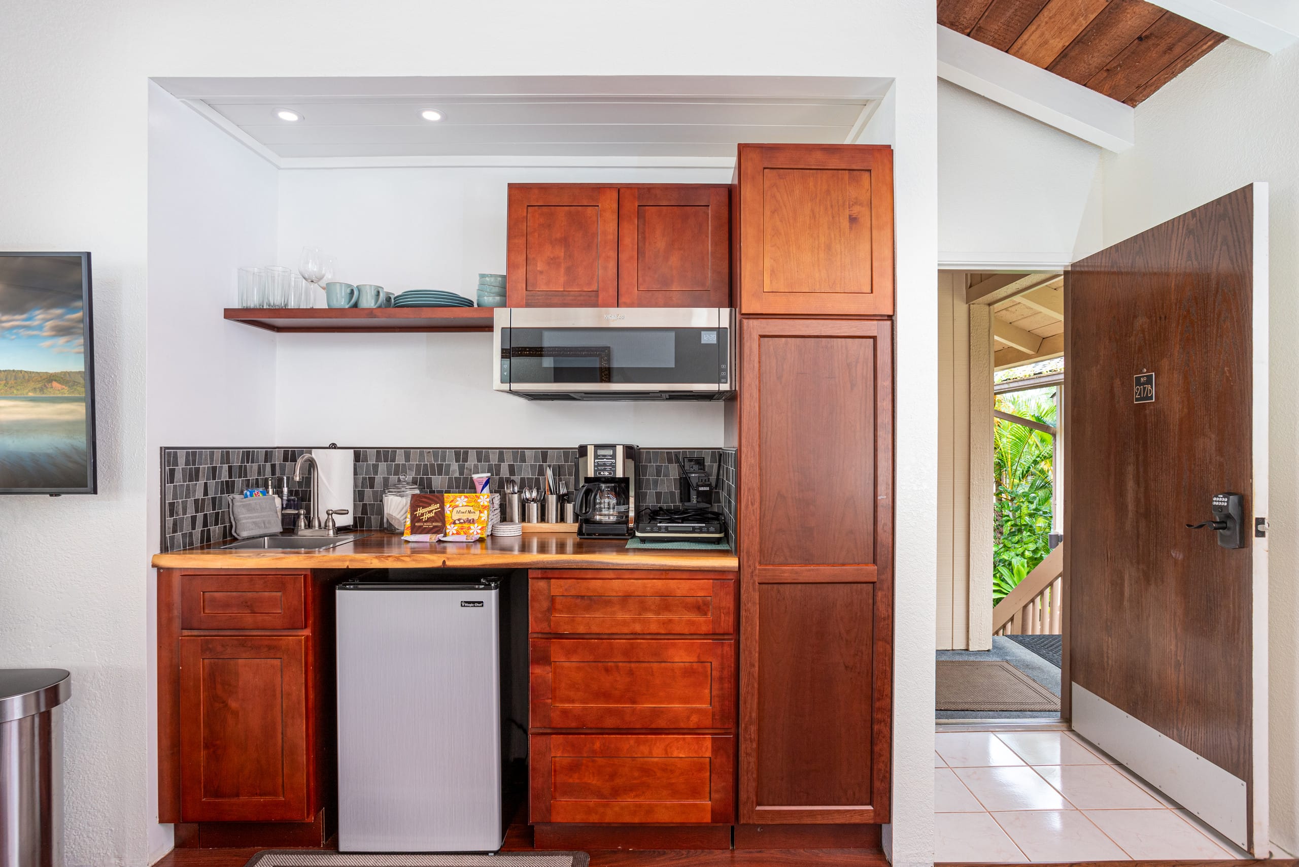 King studio with AC, Lanai, Pool, & Hot Tub - Photo 2