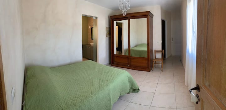 chumba cha kulala cha ghorofa ya chini, kilicho na chumba cha kuvalia na chumba cha kuogea