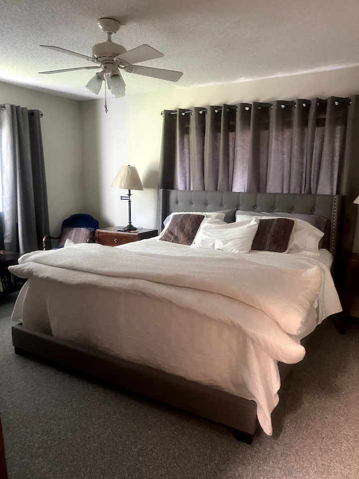 El dormitorio principal tiene televisión.