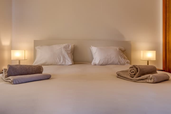 Adoriamo questa foto che mostra il nuovo letto king-size nella sua piena bellezza