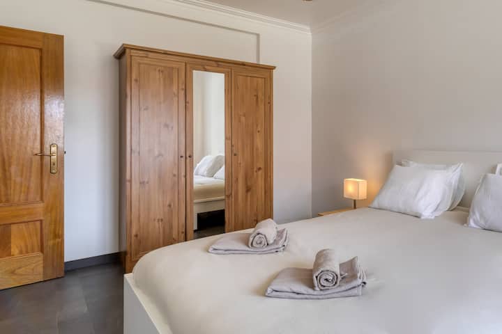 Camera da letto n ° 2 al piano terra, con un letto matrimoniale king-size per una buona notte di sonno