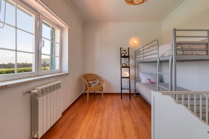 I bambini adoreranno dormire su un letto base che sale e scende (tutta la notte...)