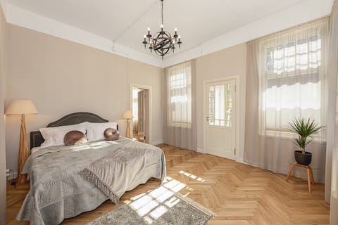 Luxurious 2-BR suite w/ king beds, self check-in