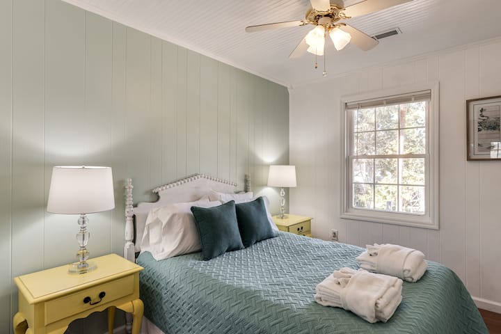 Krevati i 3-të (Dyshek i plotë) ka sustë të ndritshme dhe dekor plazhi. 