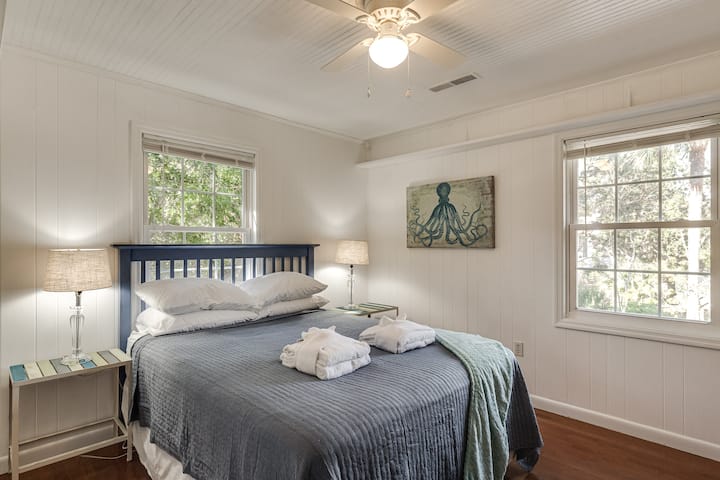 Krevati i dytë (dyshek dopio "Queen") ka dekor të ndritshëm dhe temë detare.