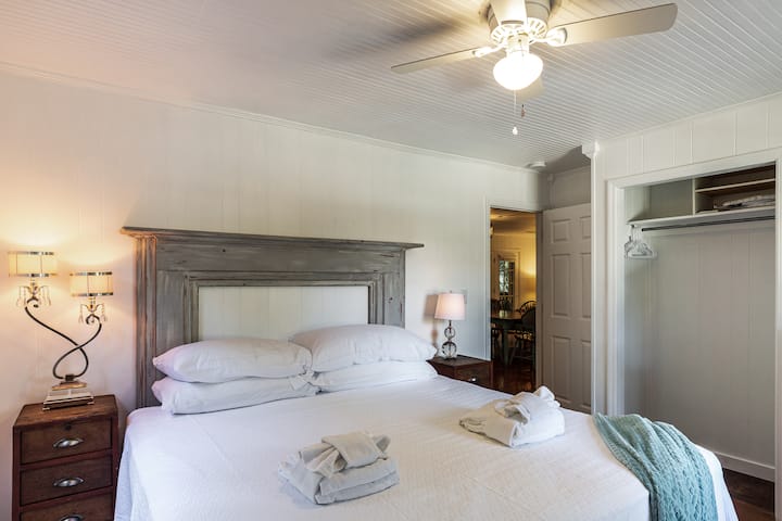 Dhoma kryesore e gjumit (King Mattress) me mantel të personalizuar të oxhakut me kokë të marrë nga rinovimi i qendrës së Charleston 1800.  