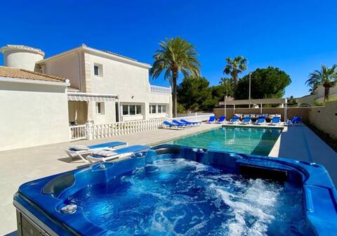 Luxurious villa 3 min. walk to the beach.