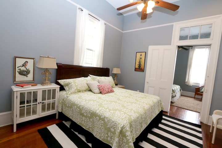 Dhomë gjumi në kopsht anglez me krevat dopio "king".