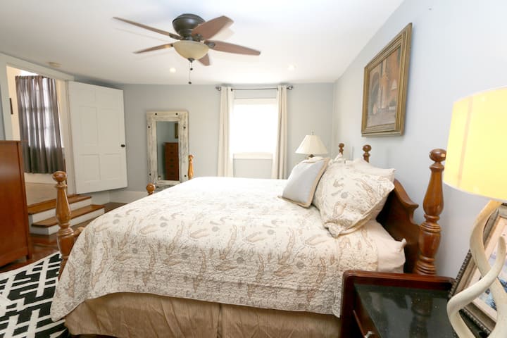 Tre hapa më poshtë për në dhomën kryesore të gjumit, të kompletuar me pasqyrë me gjatësi të plotë dhe një kuti me sirtarë. 