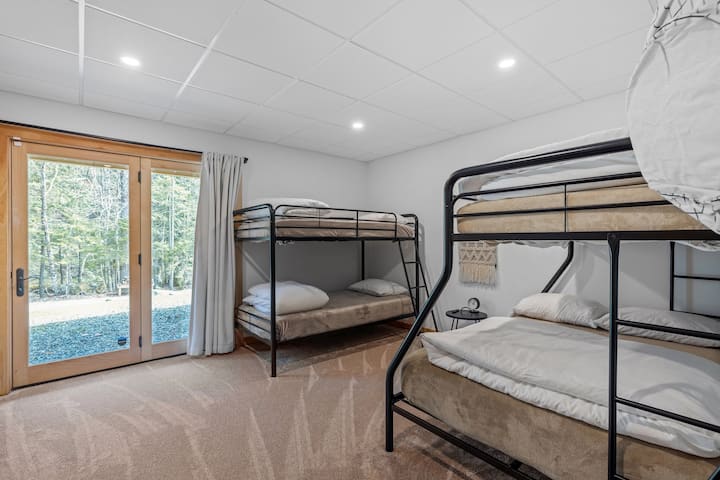 地下室双层床房间