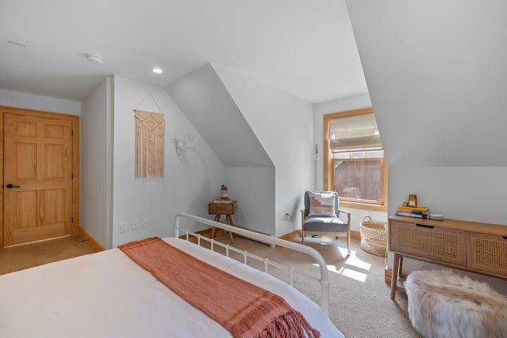 楼上卧室，标准双人床