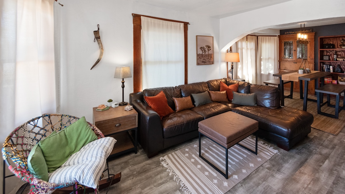 Живеење и јадење од предниот влез. удобно и стилско со прекрасна природна светлина. 