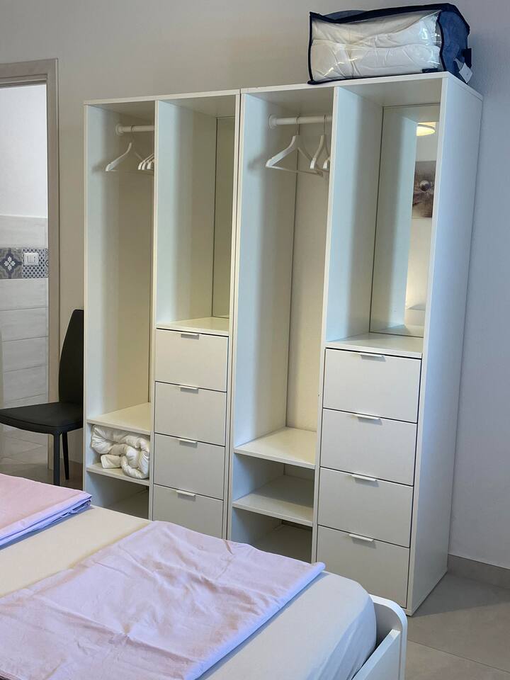 Hlavná spálňa so šatníkom na oblečenie.
Má prikrývky a vankúše. 
vlastná klimatizácia a okno. Priamy prístup do kúpeľne 2