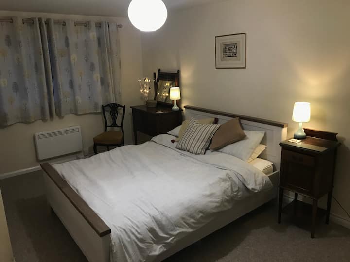 Master Bedroom- Kitanda cha ukubwa wa King