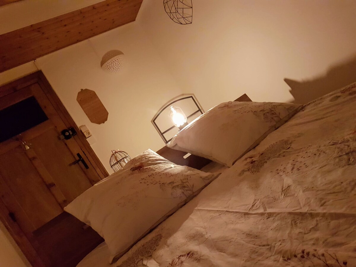 חדר שינה בבקתה עם מיטה 160x200