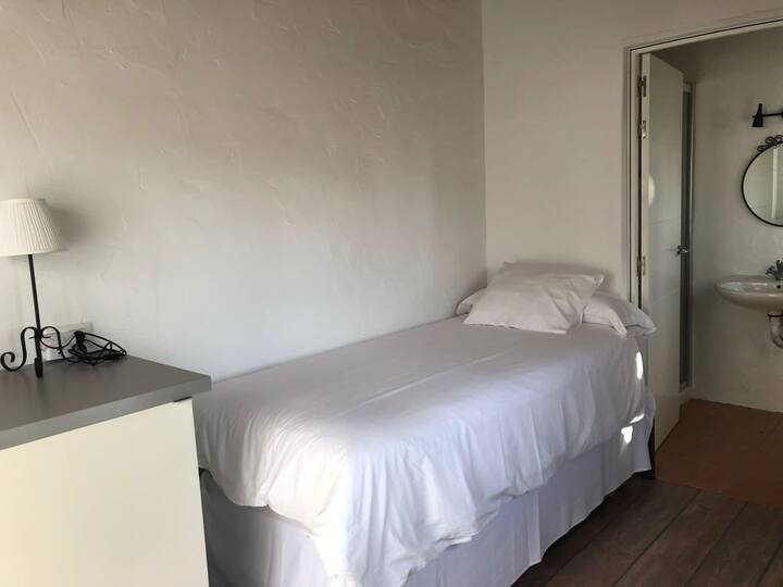 חדר שינה יחיד נעים, חדר רחצה צמוד