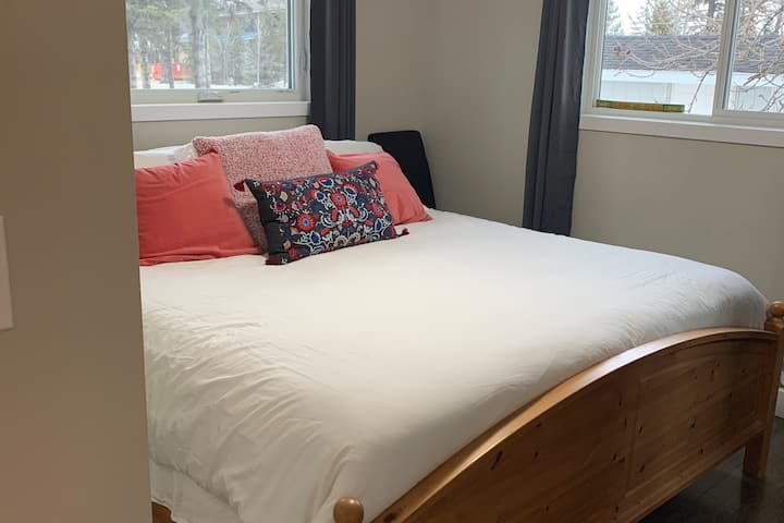 Camera da letto principale con letto king-size e armadio per riporlo.  Avrai anche delle bellissime brezze e una vista sul lago