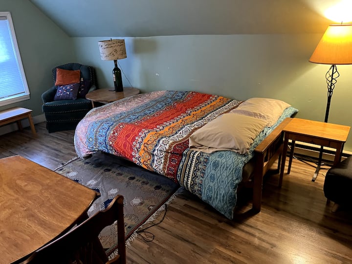 OBS: Sängen är en fällbar futon.  En mycket trevlig futon, men ändå en futon.  Det finns INTE två sovplatser i lägenheten, förutom en liten fällbar säng