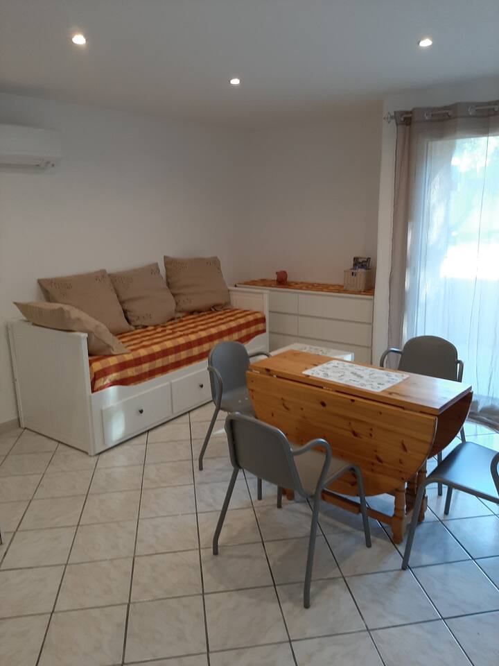 дневна соба  и кревет во фиока (200X80 X2)