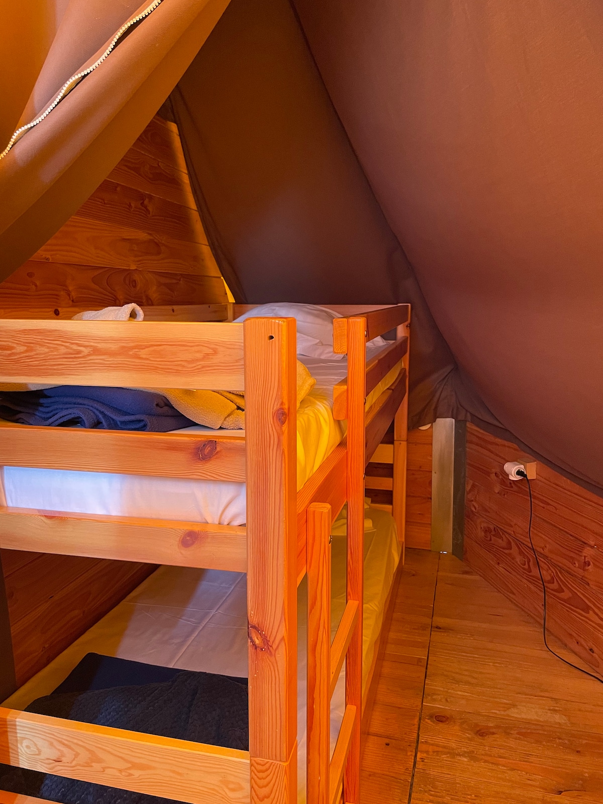 Hutte gîte — Séjour original avec spa à Gers à Riguepeu — détail architectural