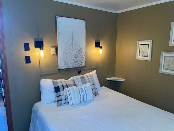 Bedroom/Queen Bed