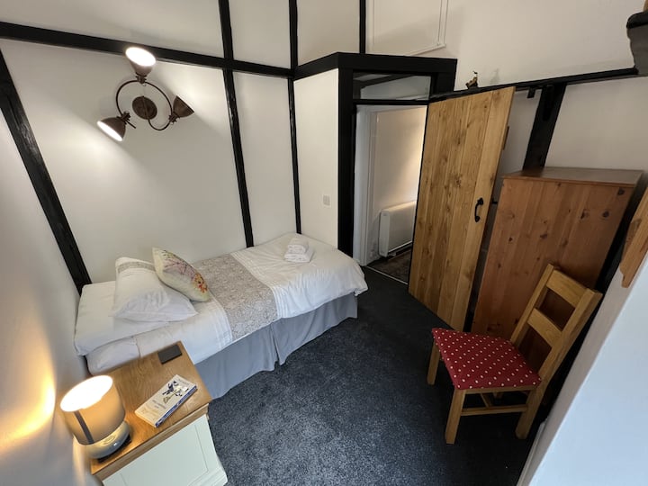 Საძინებლის 2 ‑ სრული ზომის ერთადგილიანი საწოლი შესაფერისია ზრდასრული ადამიანისთვის ან ბავშვისთვის, ასევე, საჭიროებისამებრ, შესაძლებელია დამატებითი ბავშვისთვის შესაფერისი 2 ‑ 6 ‑ იანი საწოლის დამატება.
Საწოლის ნაცვლად შესაძლებელია საწოლის დამატება.
Ასევე აქვს გარდერობი უჯრებით.