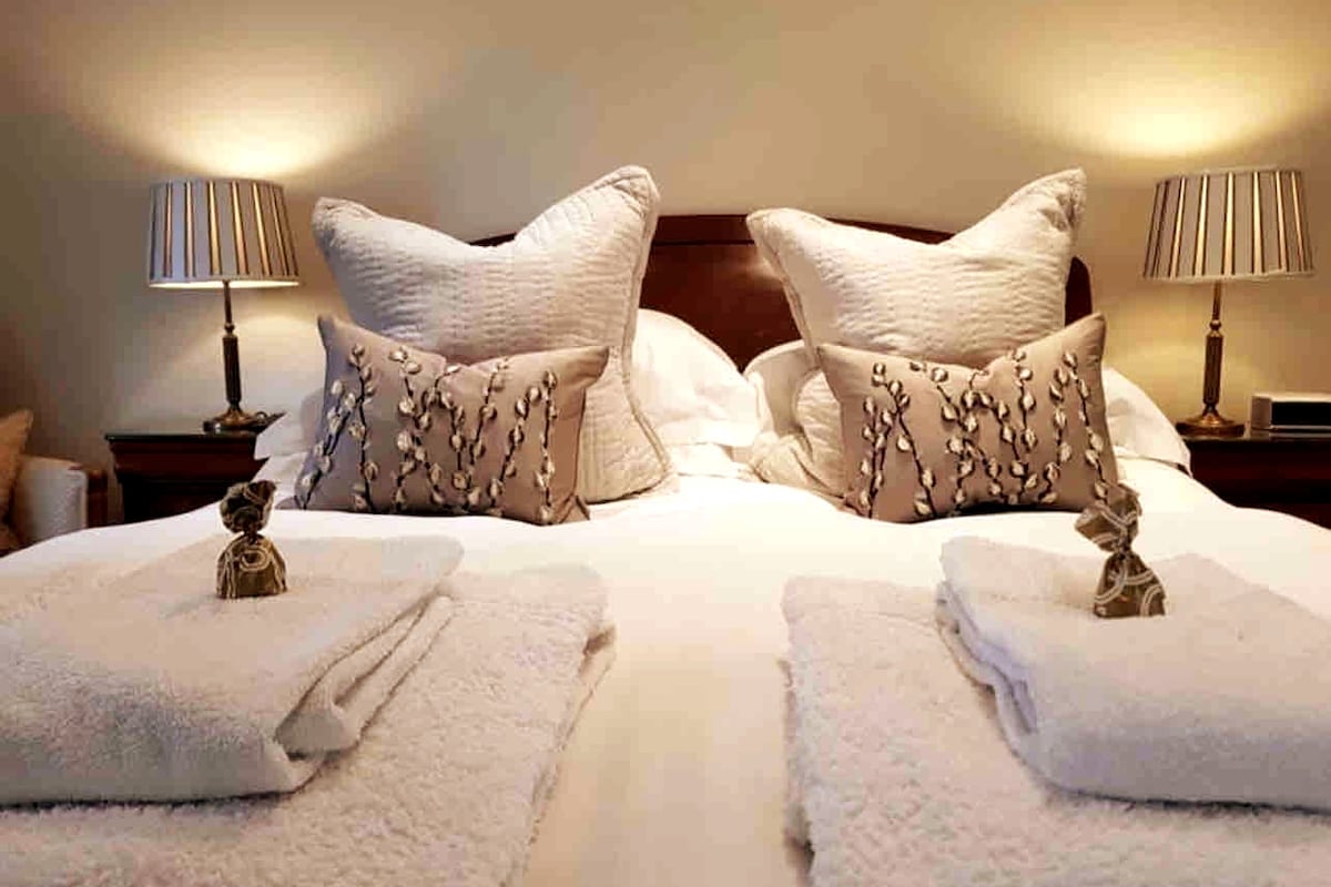 תיהנו משהותכם עם מיטה זוגית גדולה, נוף לגינה, חדר רחצה צמוד ומצעים של 5 כוכבים במלון. החדר הזה מצויד גם בשולחן הלבשה עתיק וטלוויזיה להנאתכם.