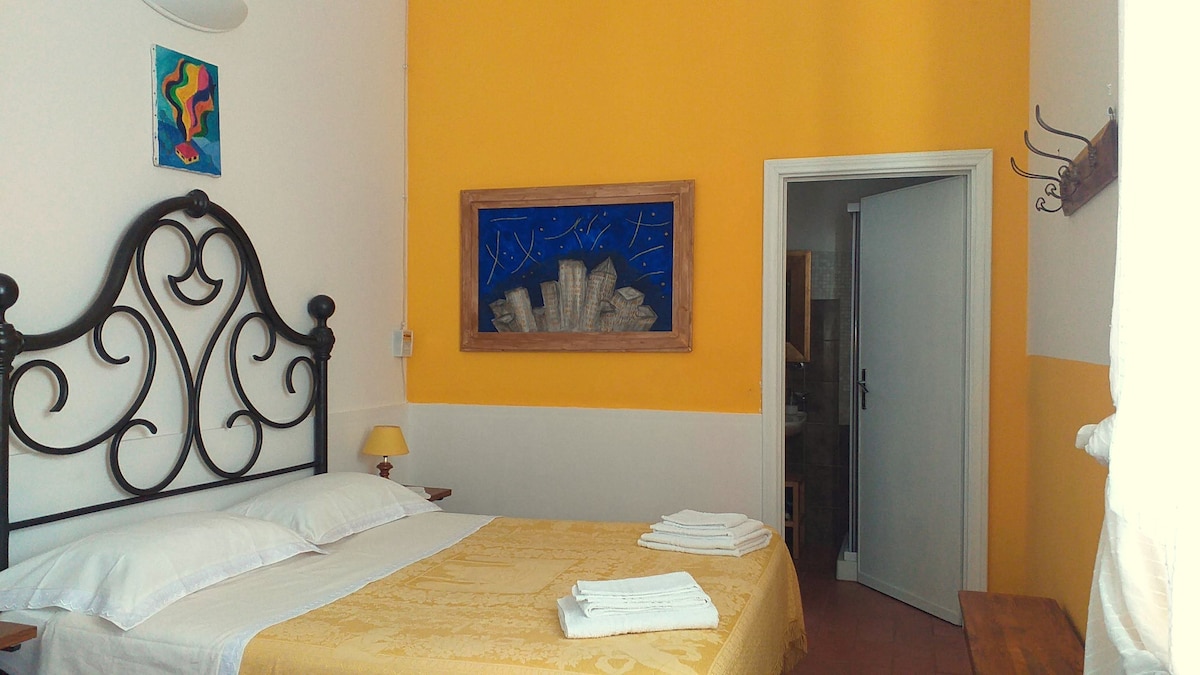 Spavaća soba s vlastitom kupaonicom, klima-uređajem i mrežom za komarce