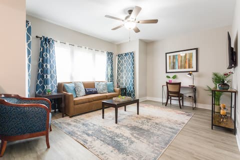 *The Historic Hideaway*/King Bed/Remodeled/Wi-Fi