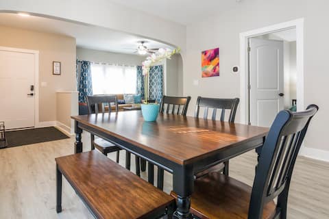 Historic Hideaway*King Bed*Remodeled* fast Wi-Fi