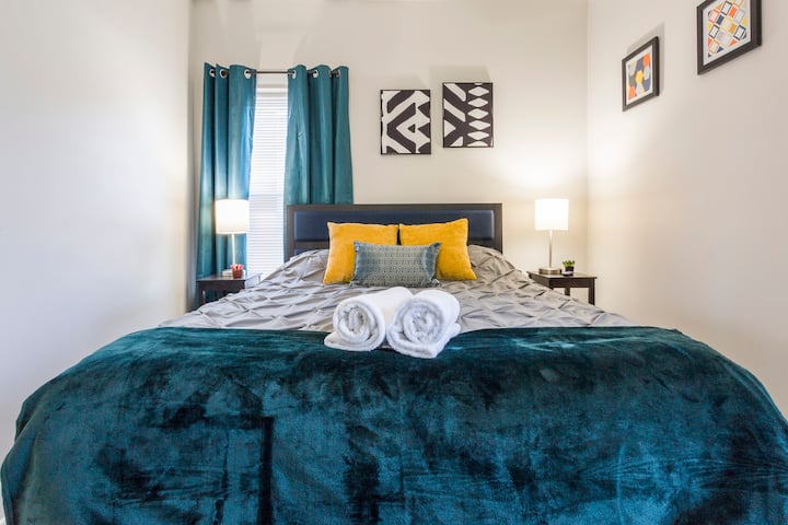 Cama tamaño queen en la «sala de color verde azulado»